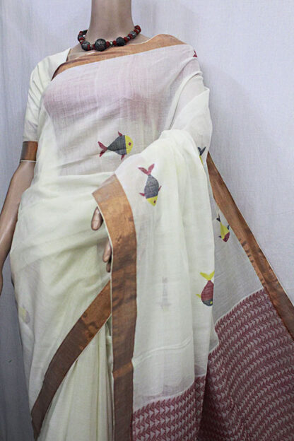 This is off-white color-based body with fish weaving jamdani motive body  with zari border saree. This cotton handloom saree pallu have red jamdani hand woven work makes you beautiful, attractive and they have a fantastic fall.